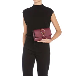 Consuelo Women's clutch bag in leather color black cherry